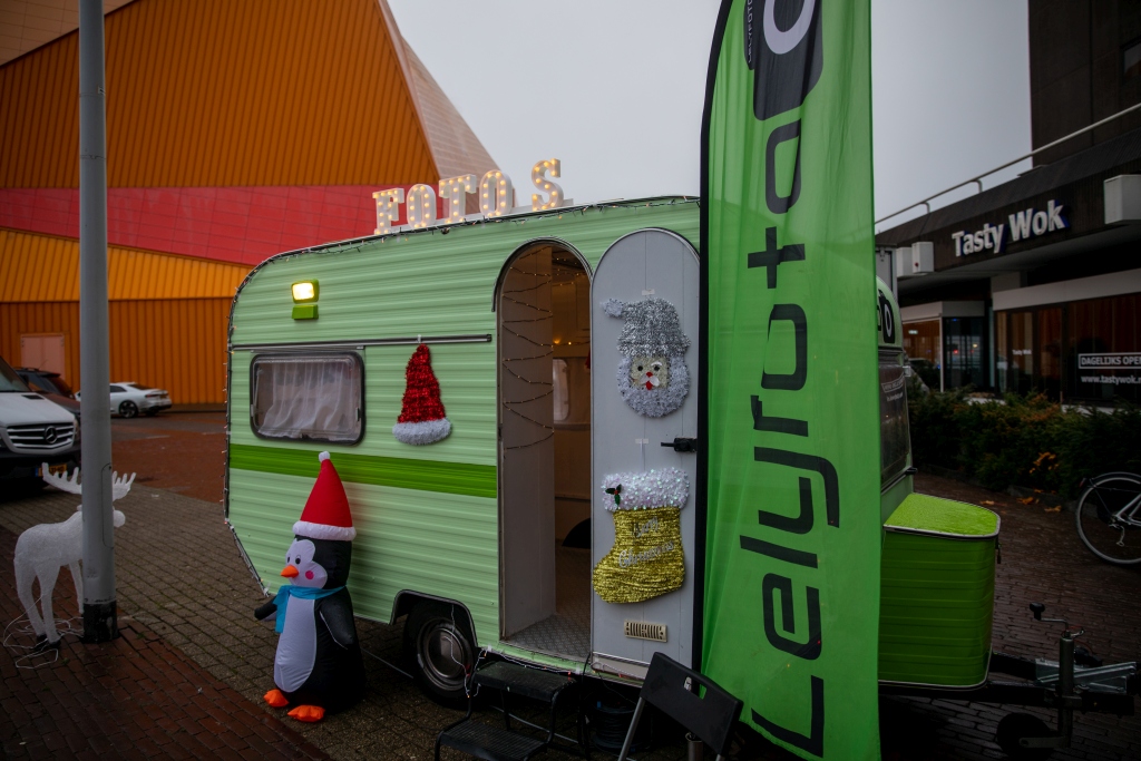 Caravan Fotobooth van Lelyfoto op een kerstmarkt in Lelystad
